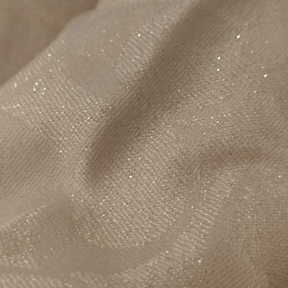 Beautiful white coach wrap scarf - Picture 2 of 2